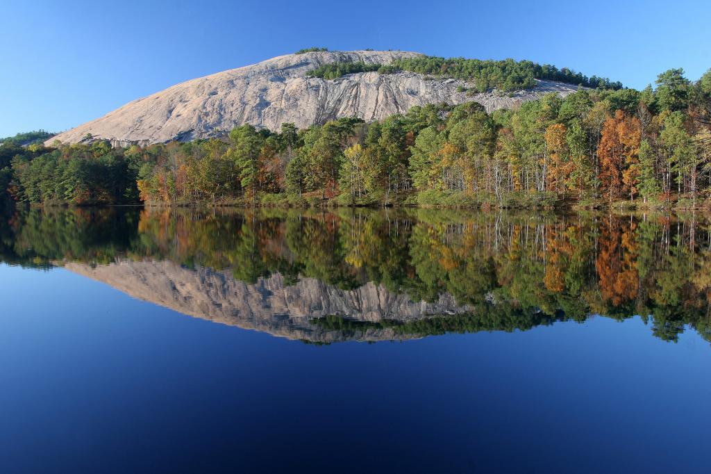 Lago de montanha na Geórgia