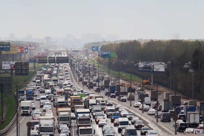 Um grande aglomerado de carros na estrada