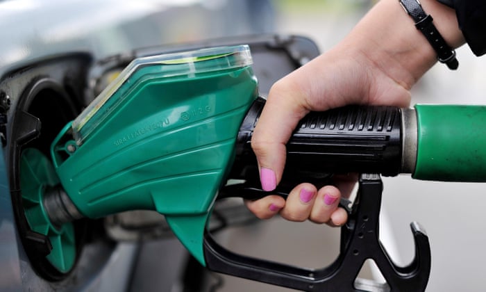 was zu tun, riss eine Waffe an einer Tankstelle ab