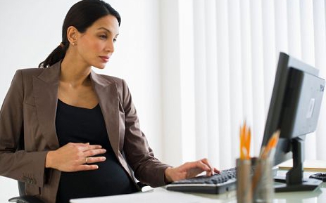 demitir uma mulher grávida por absentismo