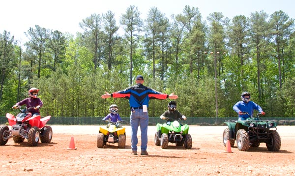 Adultos e crianças em ATVs