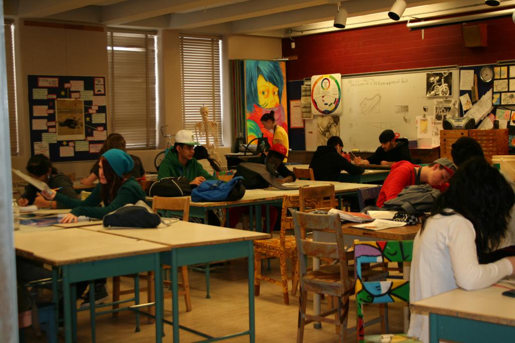 Was ist der Unterschied zwischen einer Turnhalle und einer normalen Schule und einem Lyzeum?