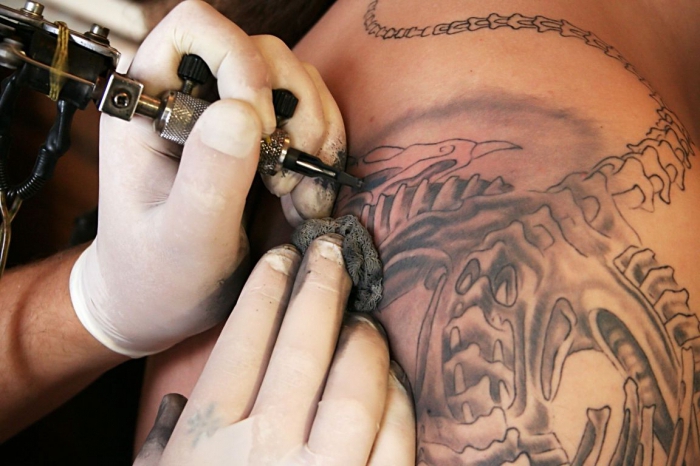 como abrir um salão de tatuagem