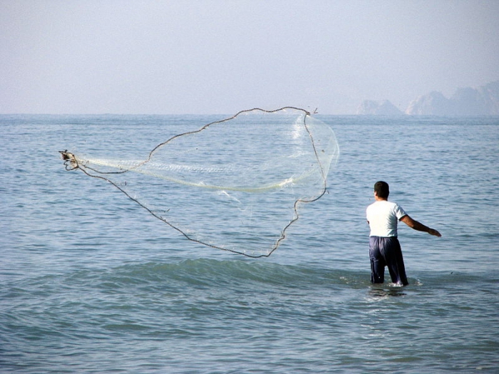 Equipamento de confecção de malhas para redes de pesca