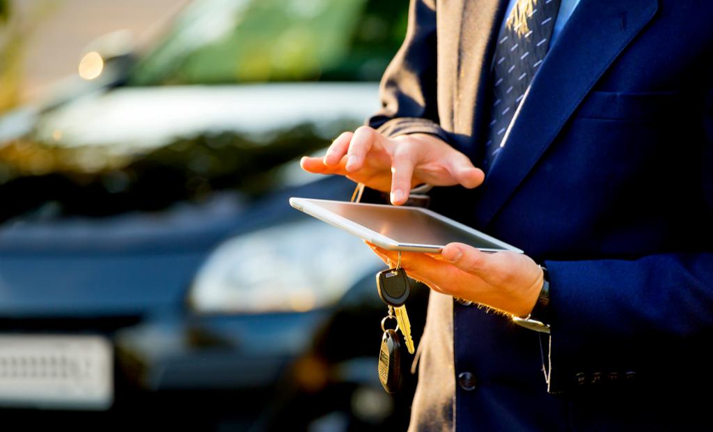 carro e tablet