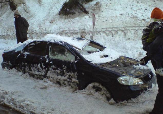 neve caiu em um carro do telhado da varanda