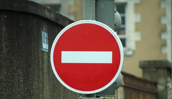 Keine Einfahrtsschilder und kein Verkehr