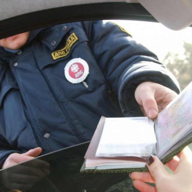 Apresentação de documentos para o oficial de polícia de trânsito