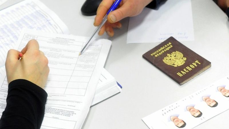 Punição por atrasar um passaporte e apresentar um pedido de troca de cartões de identidade