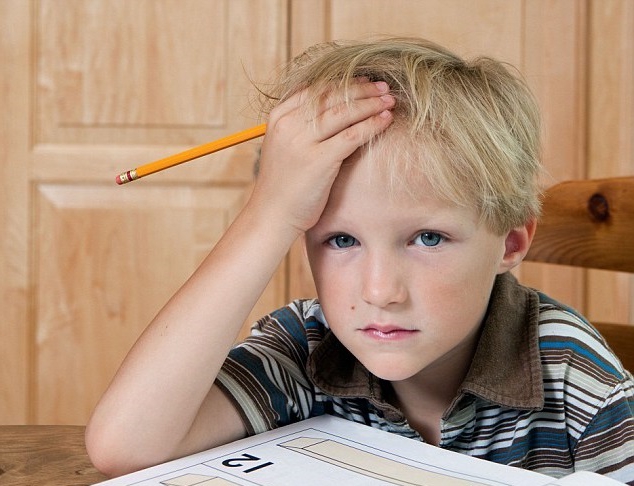 Schuljunge richtiges Klassenzimmer