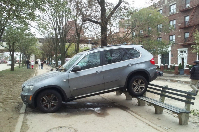 estacionamento na calçada é permitido