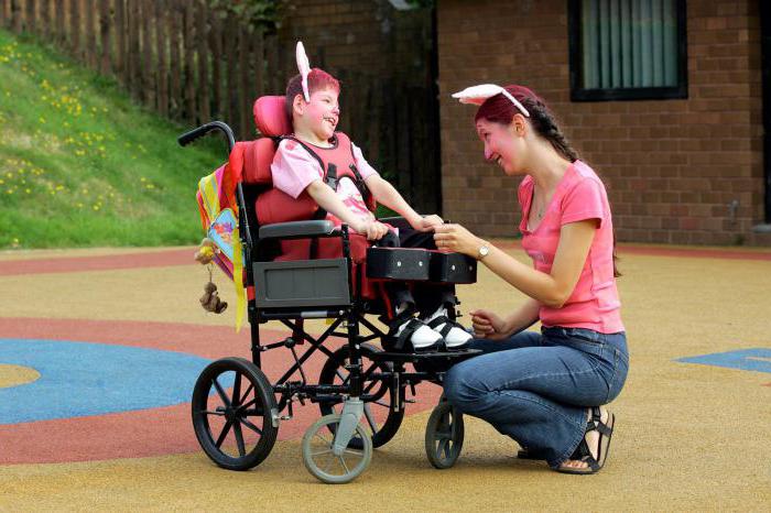 apoio infantil para uma criança deficiente