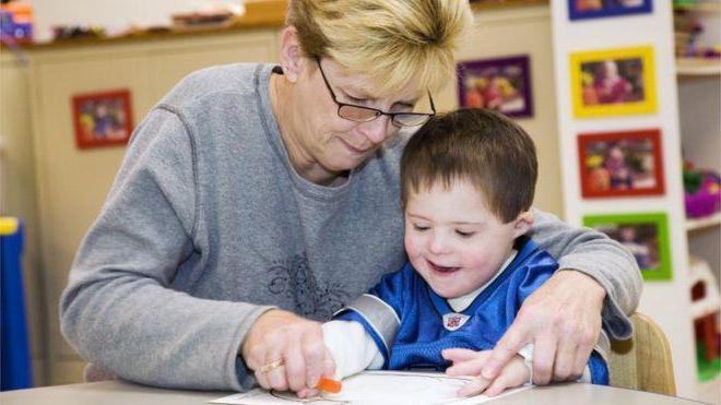 apoio infantil para uma criança deficiente