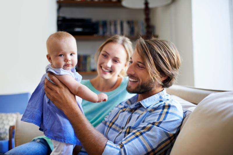 Vater und Mutter mit einem Baby