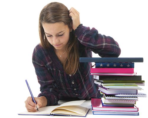 menina estudando em duas universidades