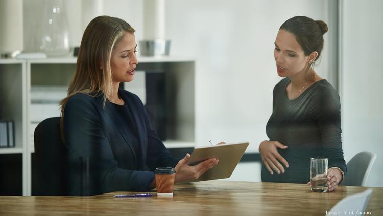 mulher grávida à procura de trabalho