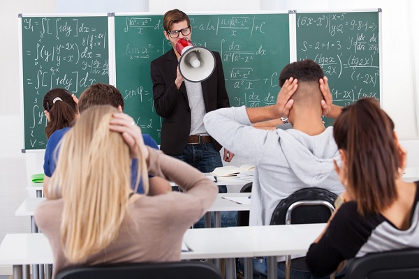 professor grita para os alunos