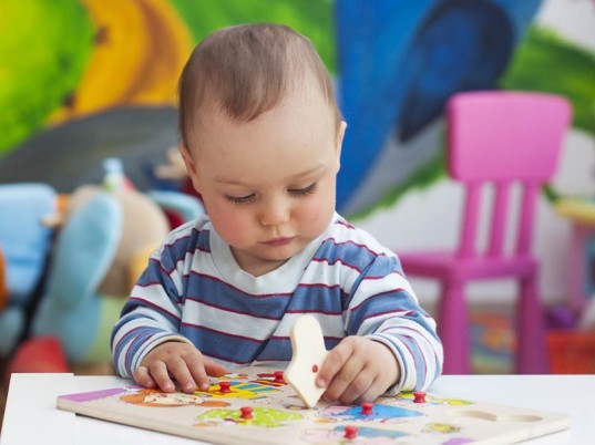 Baby im Kinderzimmer