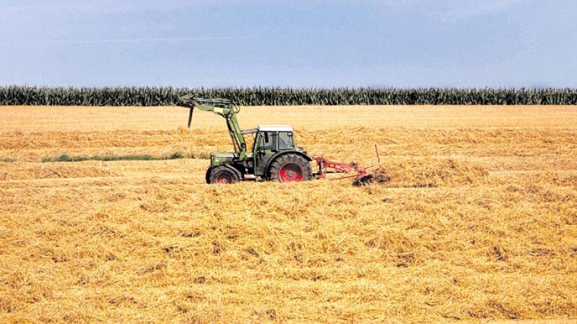 Der Traktor arbeitet auf dem Feld