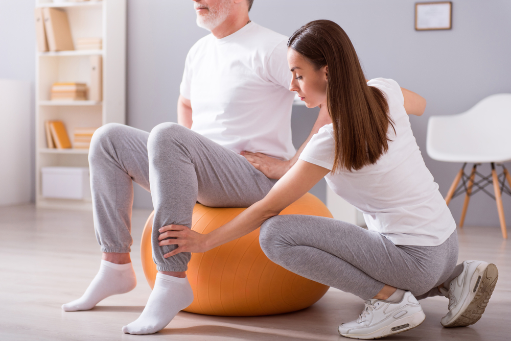 Physiotherapie mit einem Ball