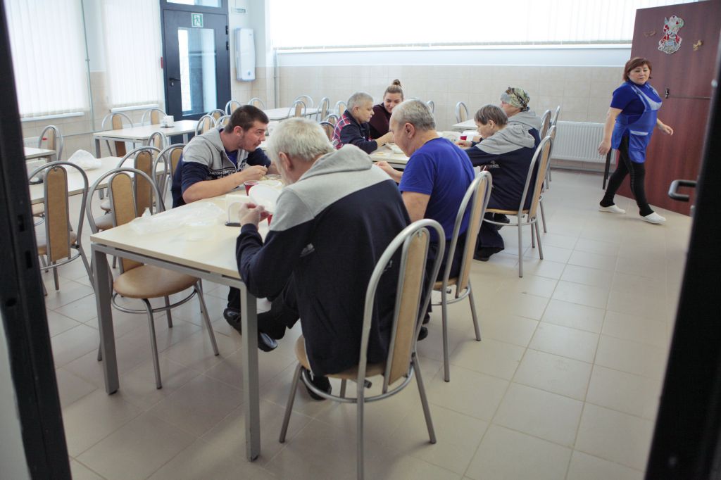 Große Familien haben nirgendwo zu leben, was zu tun ist