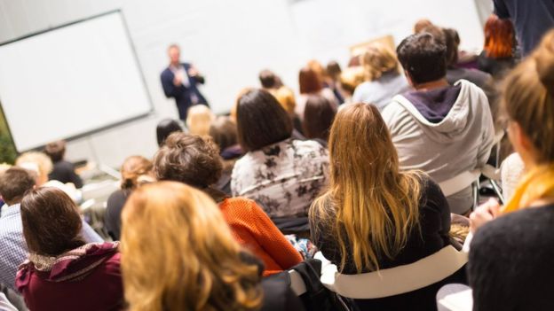 Conferencista fala ao público