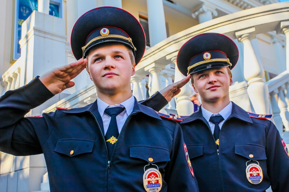 Polizeibeamte grüßen