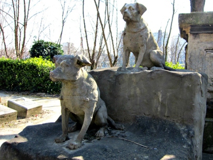 Denkmäler auf dem Friedhof