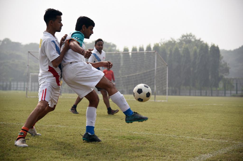 Jungs spielen Fußball