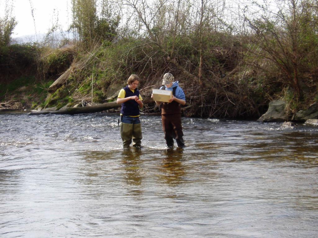 Umweltschützer am Fluss