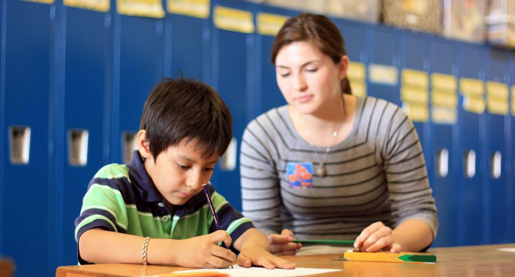 Nachhilfelehrer mit Schüler