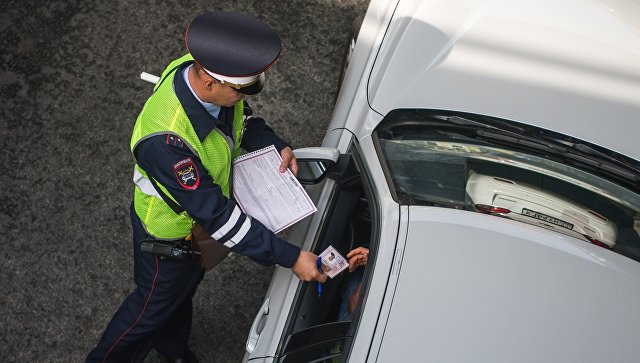 OSAGO-Inspektion durch den Verkehrspolizisten