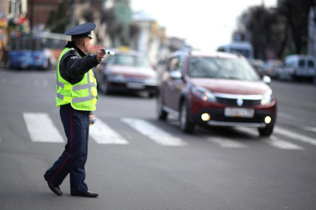 inspeção de uma mala de carro por um policial de trânsito