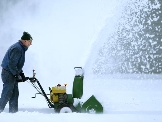 limpeza da área local no inverno em Samara