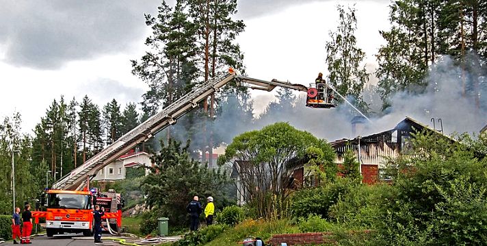 bombeiros extinguir um pequeno prédio