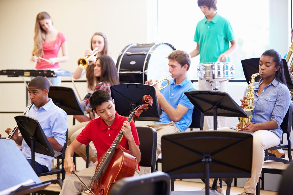 Kinder spielen Musikinstrumente