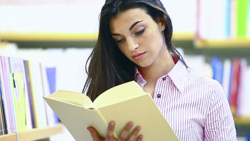 menina com um livro