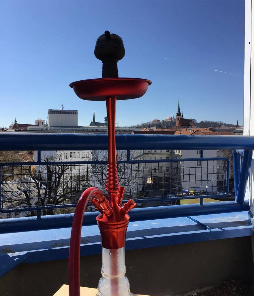 Fumar cachimbo de água na varanda