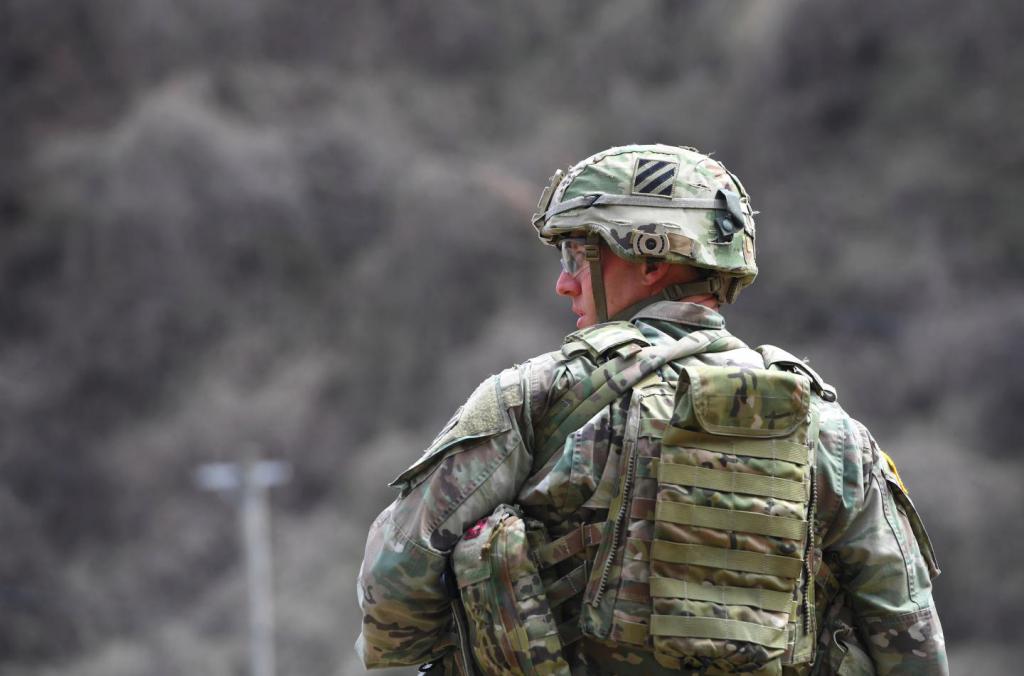 von der Universität verwiesen, was mit der Armee zu tun ist